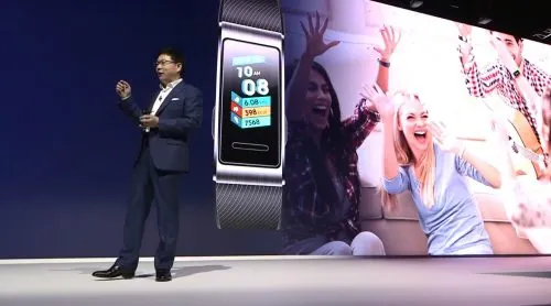 Браслет Huawei Band 3 Pro гораздо круче, чем Xiaomi Mi Band 3. И в России он дешевле, чем в Европе