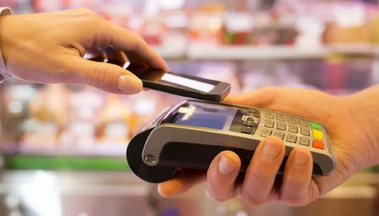 Можно ли украсть деньги через PayPass, если карта лежит в кармане или кошельке?