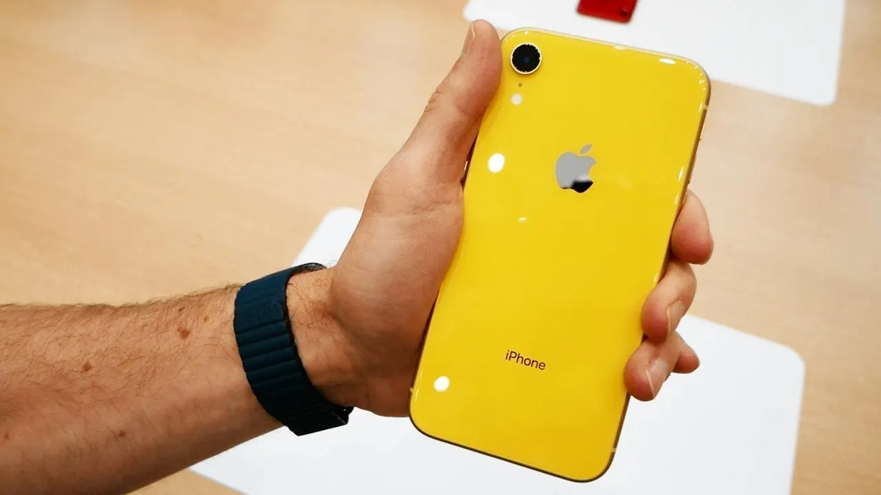 iPhone XR уже продают со скидкой. Можно купить 128 Гбайт по цене 64 Гбайт