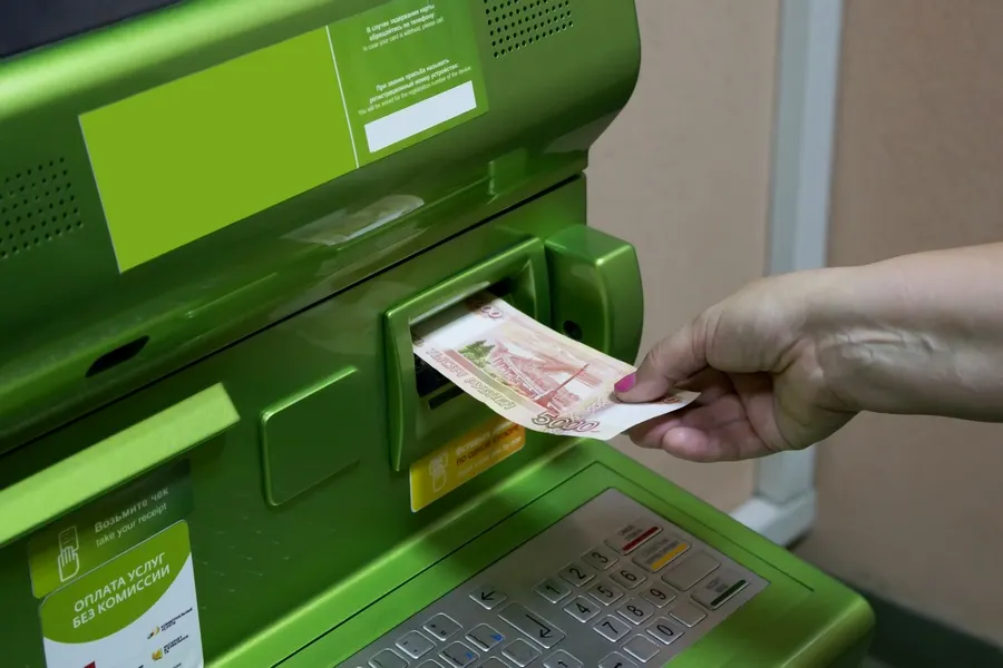 Сбербанк приколов. Что не так в истории с банкоматом, которому скормили фейковые полмиллиона