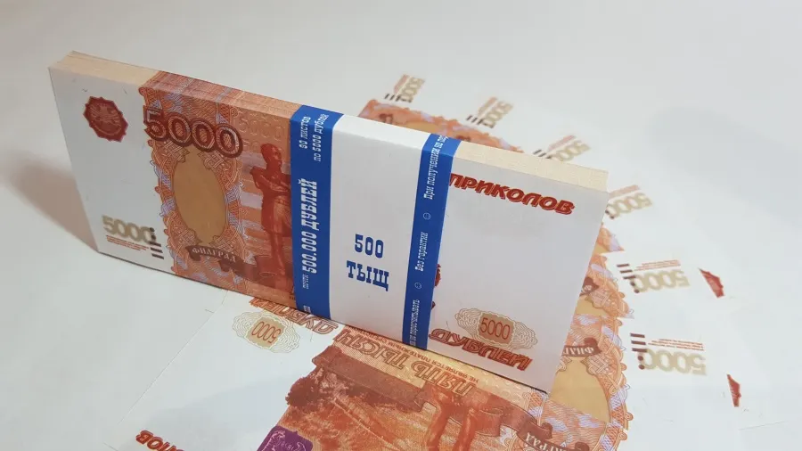 Пара запихала в банкомат билеты банка приколов. Пранк удался, но «Сбербанк» не оценил