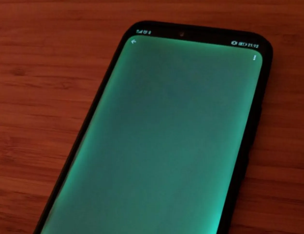 У Huawei проблемы. Их самый дорогой флагман Mate 20 Pro сражен браком дисплея