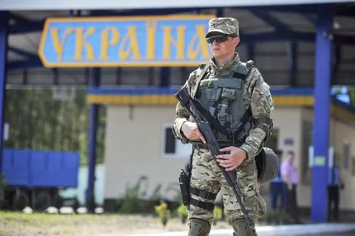 Оксимирон больше не будет грустить на балконе в Киеве. Его туда не пустят (как и всех российских мужчин)