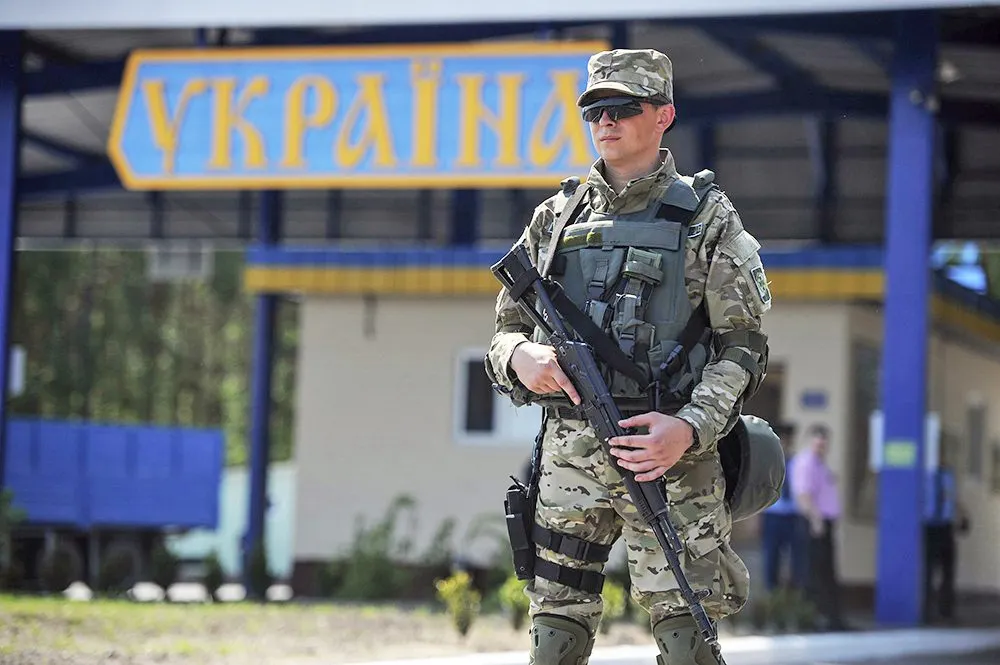 Оксимирон больше не будет грустить на балконе в Киеве. Его туда не пустят (как и всех российских мужчин)