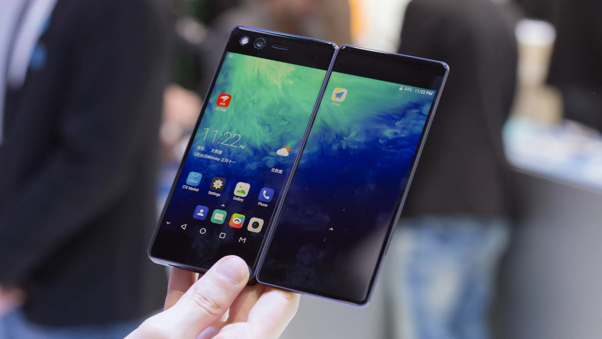 В Россию приехал ZTE Axon M – дорогая и уродливая раскладушка с двумя дисплеями