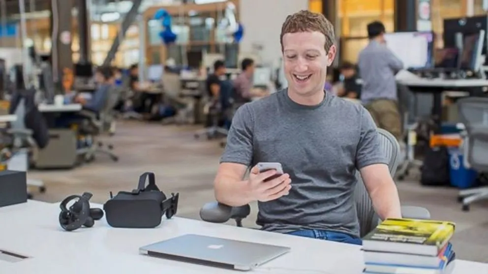 Цукерберг запретил iPhone среди топов Facebook. Марк обиделся на Тима Кука