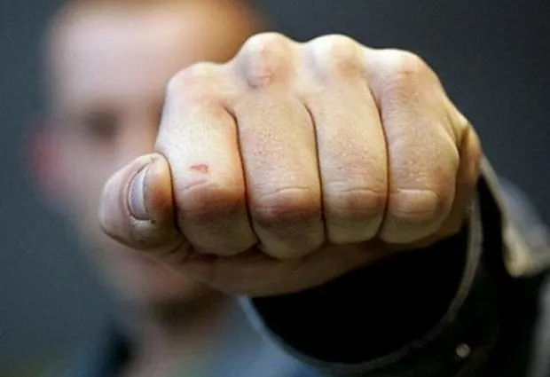 Учитель домогался к девочке, а ее отец отлупил его, как Хабиб – Конора. Тут – сочный видос