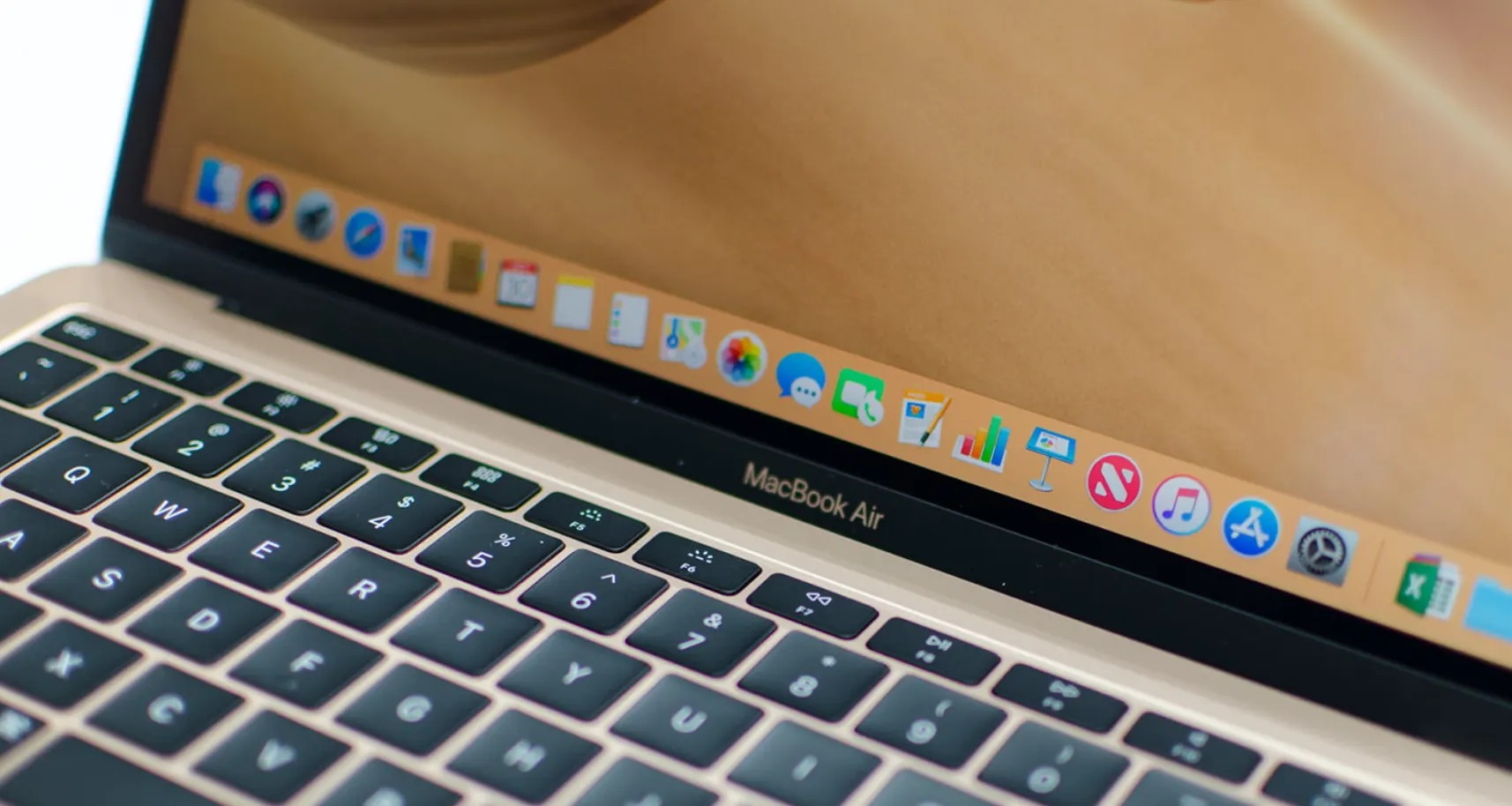 Новый MacBook Air слишком дорогой. Не ведитесь, от легенды здесь только название