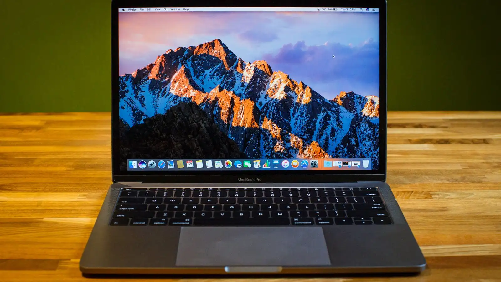 Самый дешевый MacBook Pro 2017 в России. Где и как его купить?