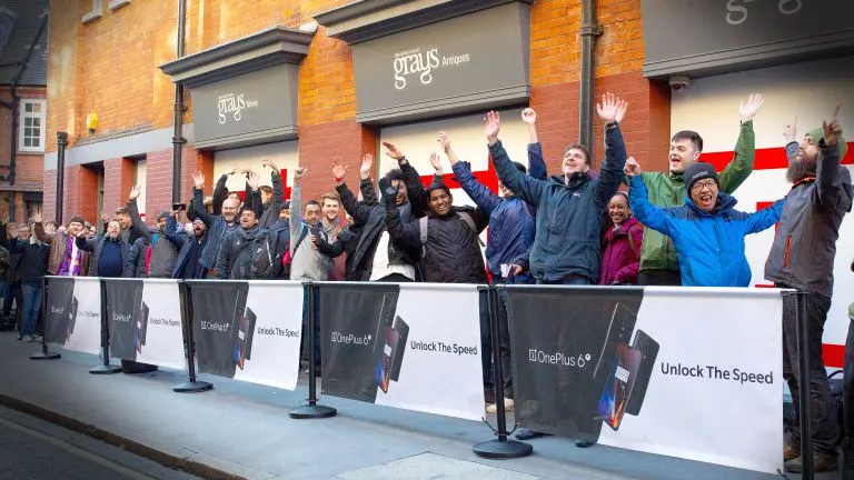 В Нью-Йорке за OnePlus 6T пришла целая толпа. Спасибо цене – 6T дешевле iPhone в два раза