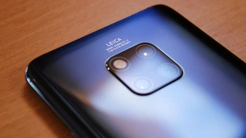 Huawei клепает уродливые девайсы. Там кривая оболочка и переоцененные камеры