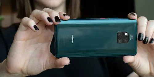Говорили, что флагман Huawei Mate 20 Pro может заряжать iPhone. Да, но это займет всю ночь