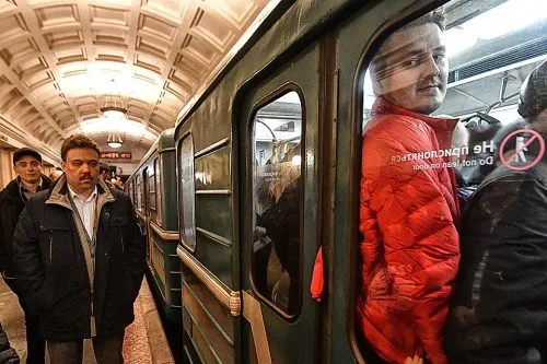 Почему не надо придерживать двери поезда в метро. Забудьте про вежливость