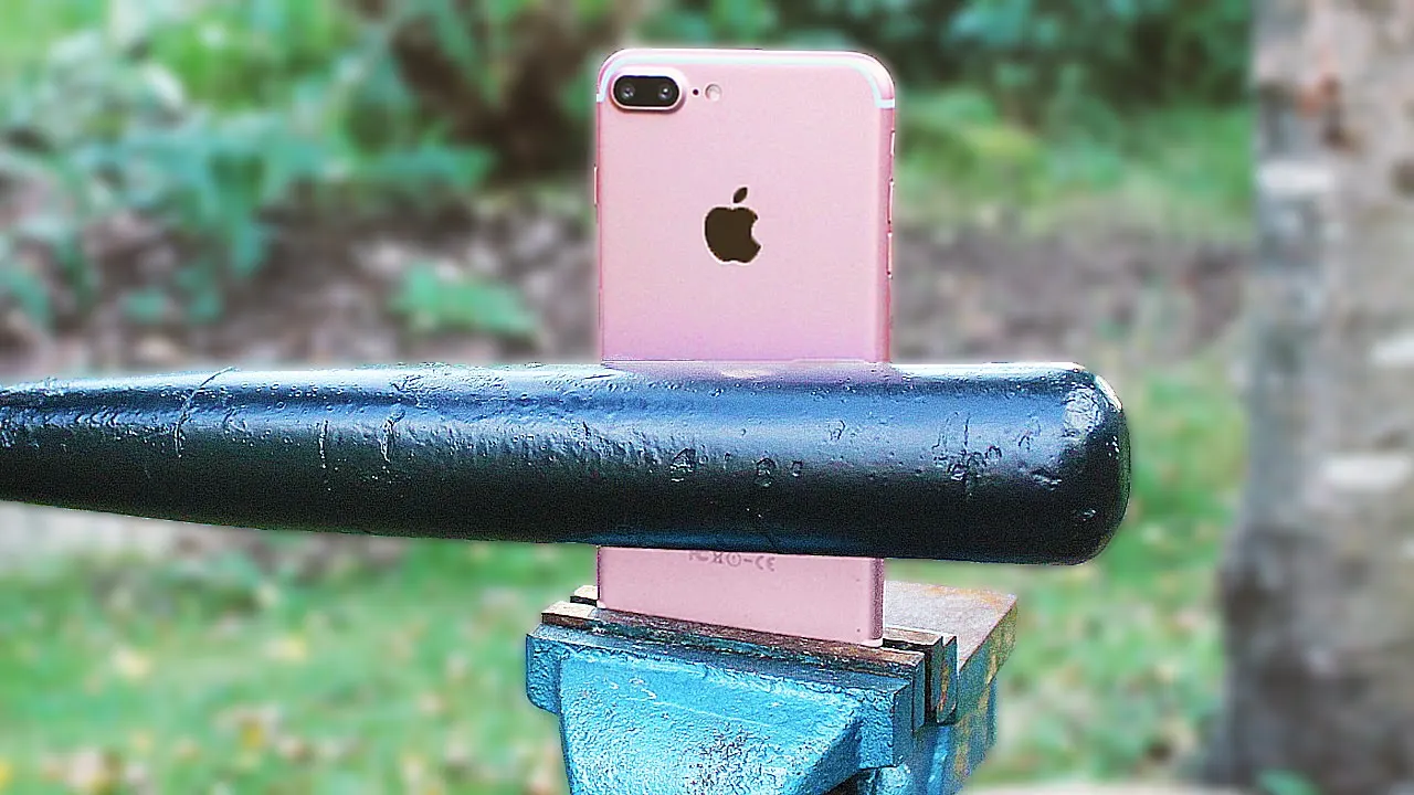Очень тупой военный разбил iPhone приятеля. Он думал, что так уничтожит видео