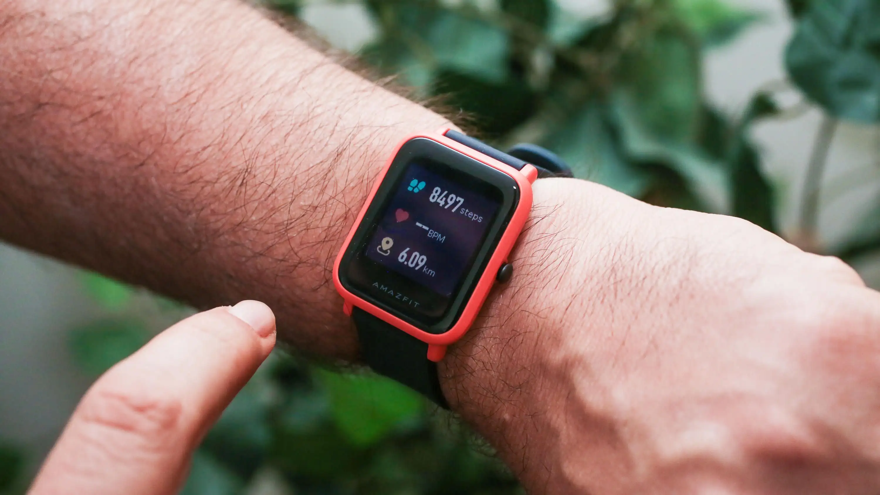 5 дешевых фитнес-трекеров, которые можно дарить на Новый год. Mi Band, Amazfit и другая красота