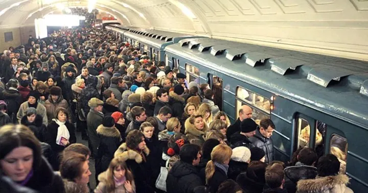 11 типов людей, которые бесят в метро. Скунсы, попрошайки и другие фантастические твари