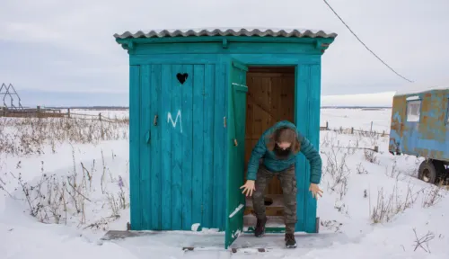 «Дети должны привыкнуть к морозу». В сельской школе установили фейковые туалеты