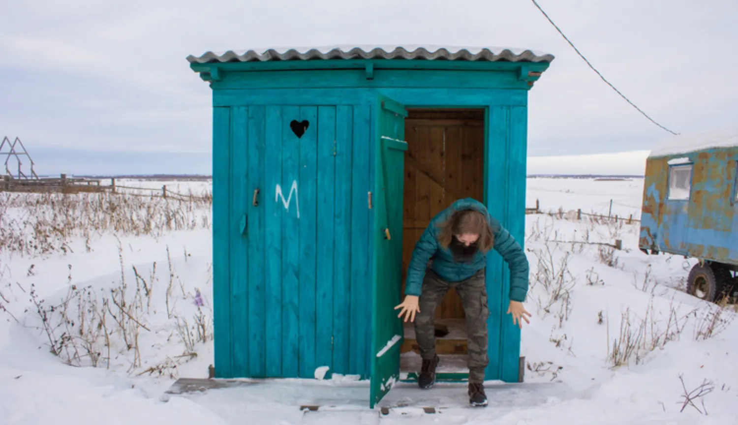 «Дети должны привыкнуть к морозу». В сельской школе установили фейковые туалеты