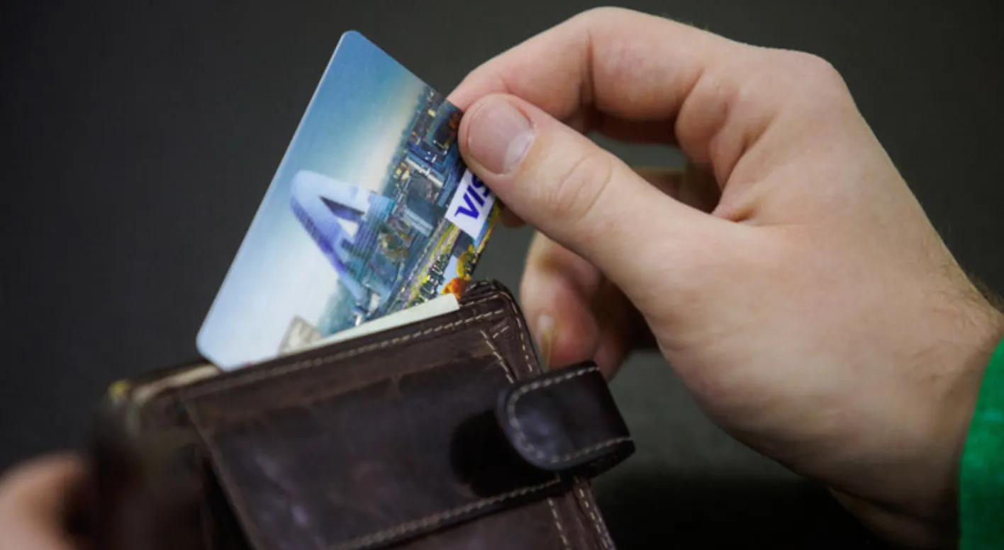 «Сбербанк» предлагает клиентам выбрасывать 1300 рублей в год. Лучше высморкаться в купюры