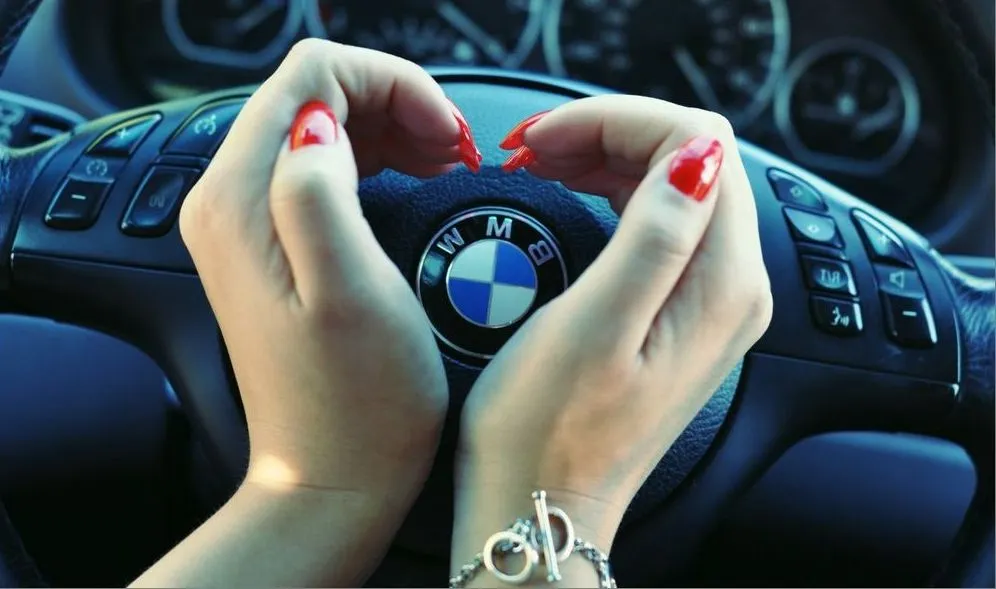 Каршеринг за 100 тысяч рублей. Девушка погоняла на BMW без аварий, но заработала штраф