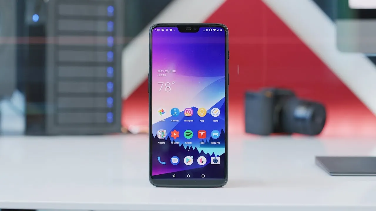OnePlus скрысила в рекламе 6T. Там вообще убрали рамки!