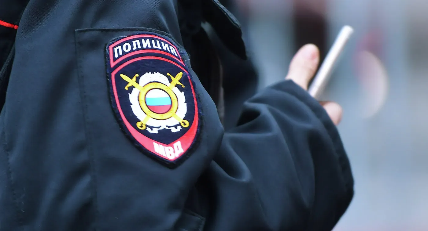 Полиция сломала лицо девушке, которая выгуливала собаку. Тетя получила 5 тысяч рублей – отличный бонус