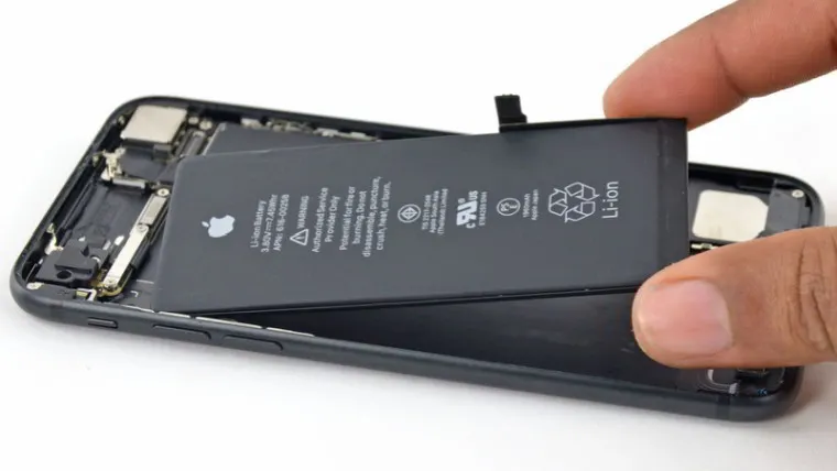 Новые iPhone правда плохо продаются. Тим Кук обвинил в этом щедрость Apple