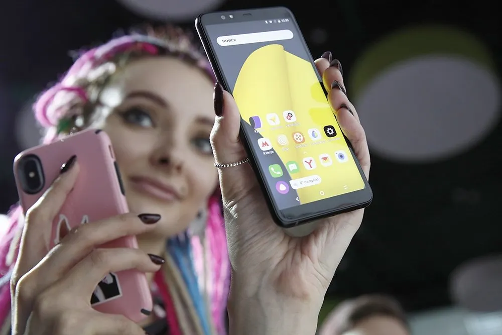 Чуть меньше, чем Xiaomi. Угадайте, сколько телефонов продал «Яндекс»