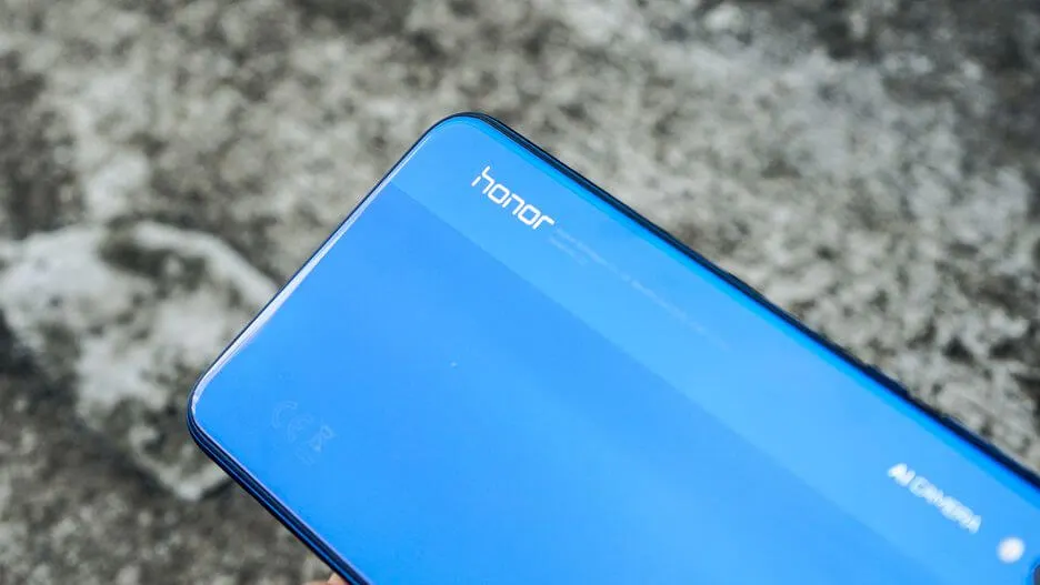 На AliExpress уже есть смартфоны Huawei с дыркой в экране. Почему они вам не нужны