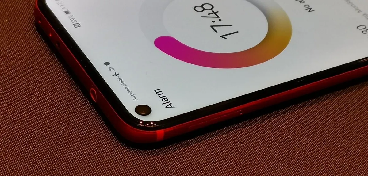 У Honor View 20 дыра в экране. Насколько это удобно?