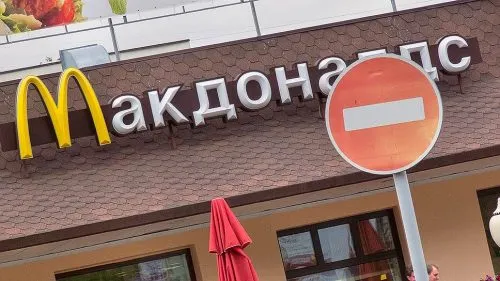 «Потолстеть почти нереально». 15 честных фактов о работе в «Макдоналдс»