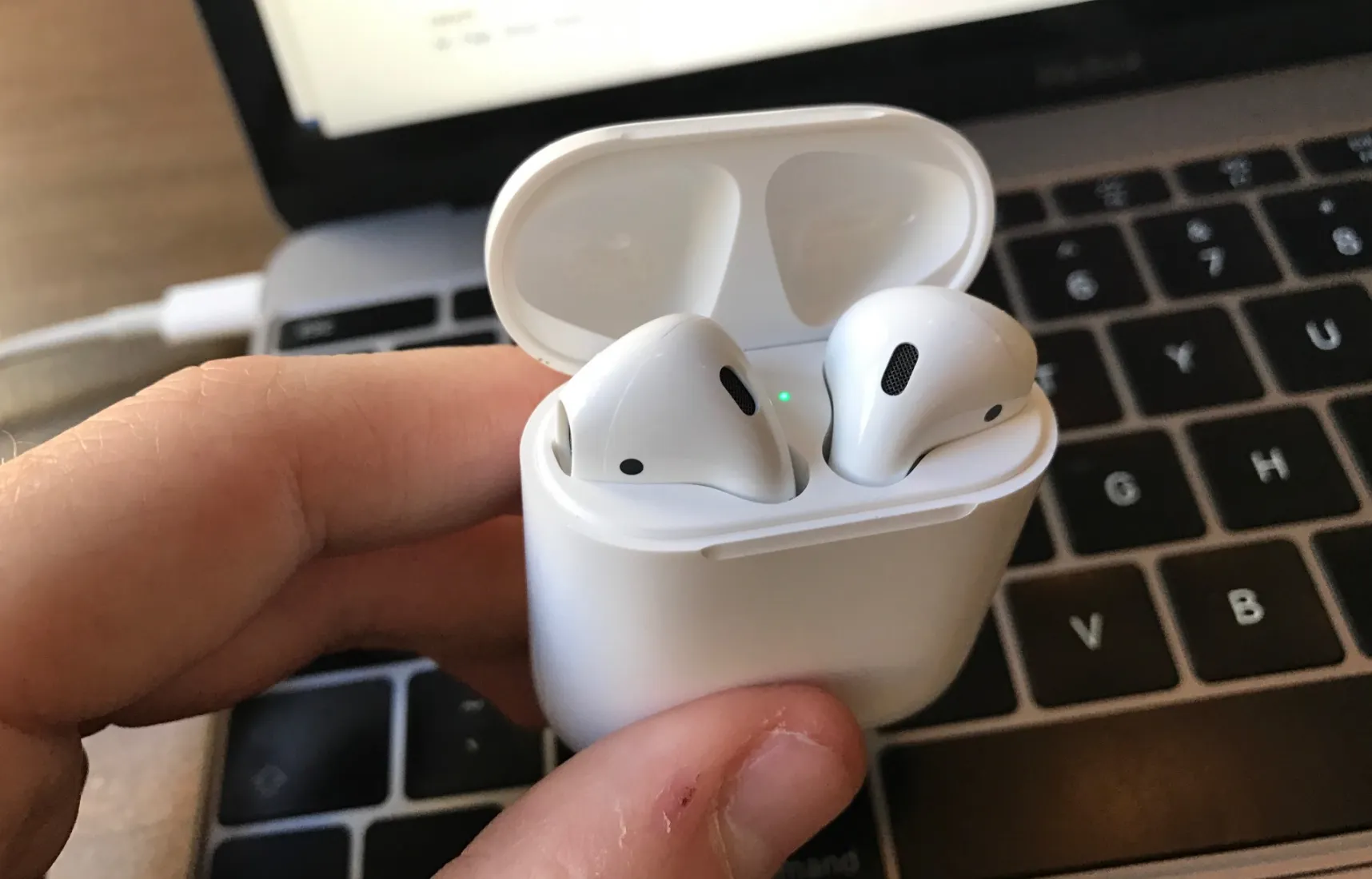Наушники AirPods исчезли из России. Серые продавцы накручивают прайс