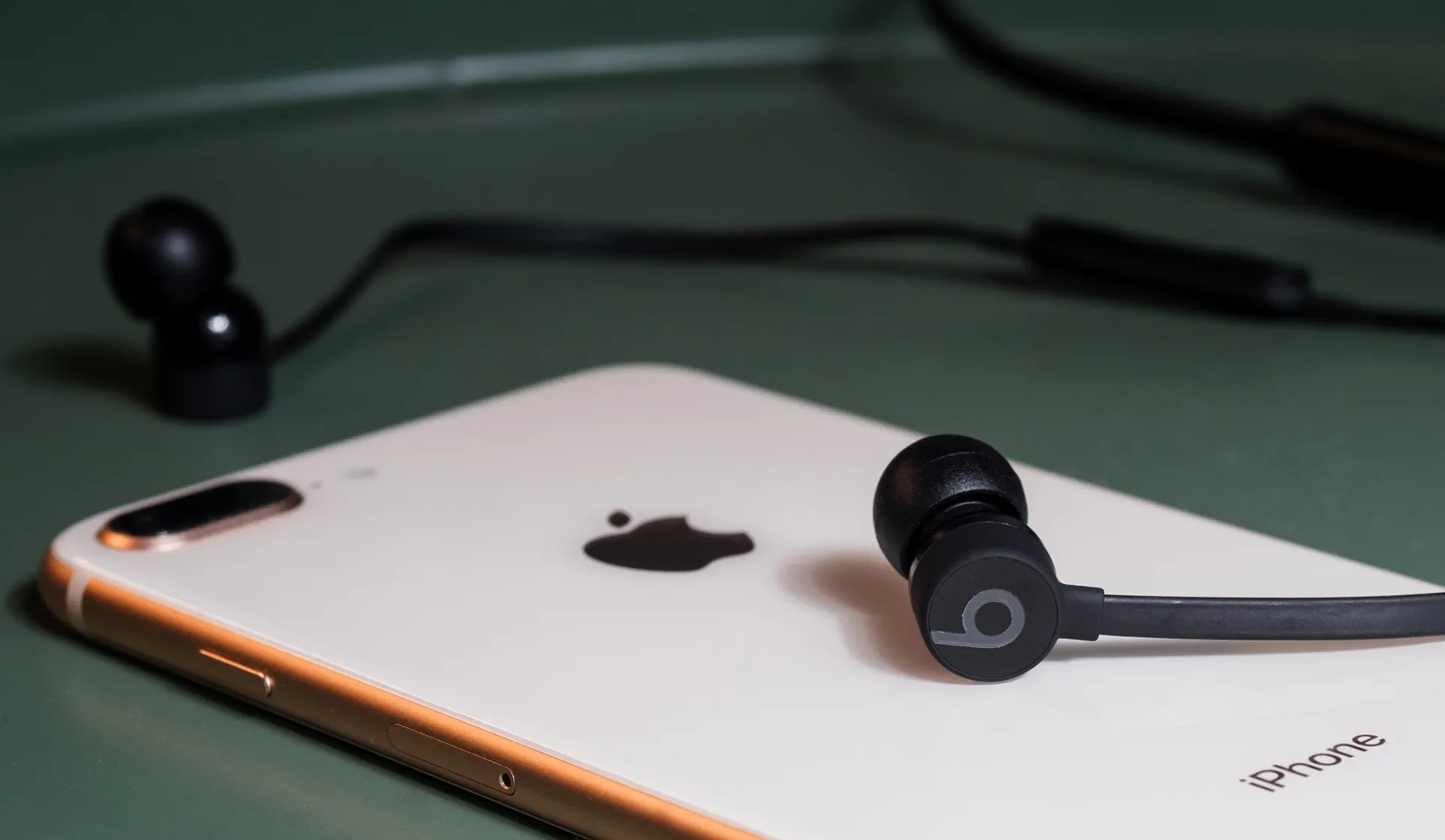 Пока AirPods нет в продаже, надо брать BeatsX. Они уже стоят совсем копейки