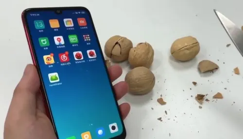 Xiaomi Redmi Note 7 расколошматил грецкий орех. Кажется, девайс вечный, как Nokia 3310