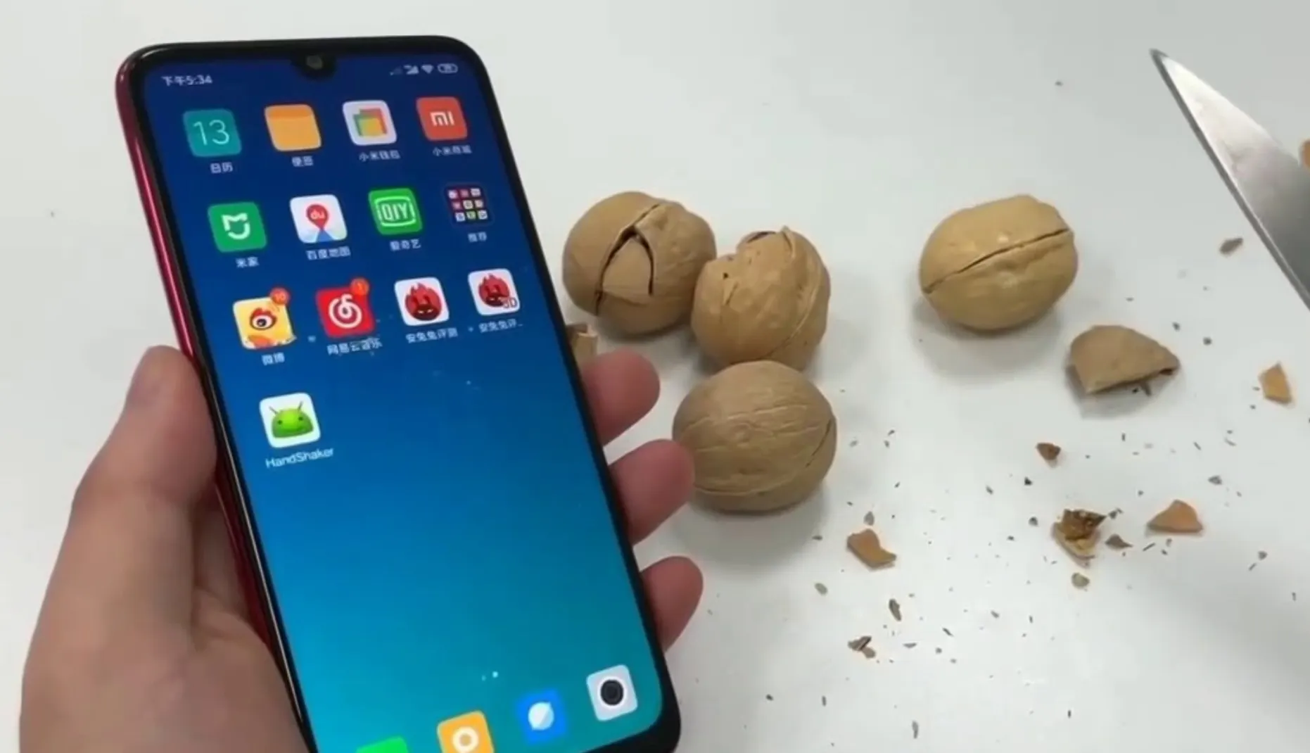 Xiaomi Redmi Note 7 расколошматил грецкий орех. Кажется, девайс вечный, как Nokia 3310