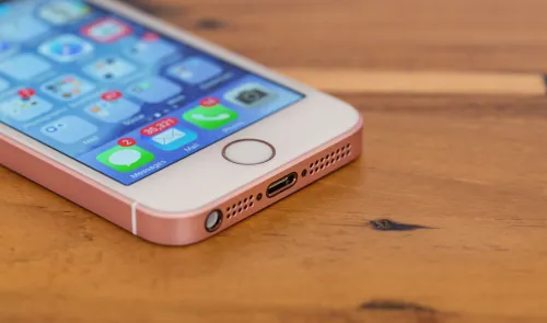 Извини, но ты живешь в России. В американский Apple Store вернули iPhone SE