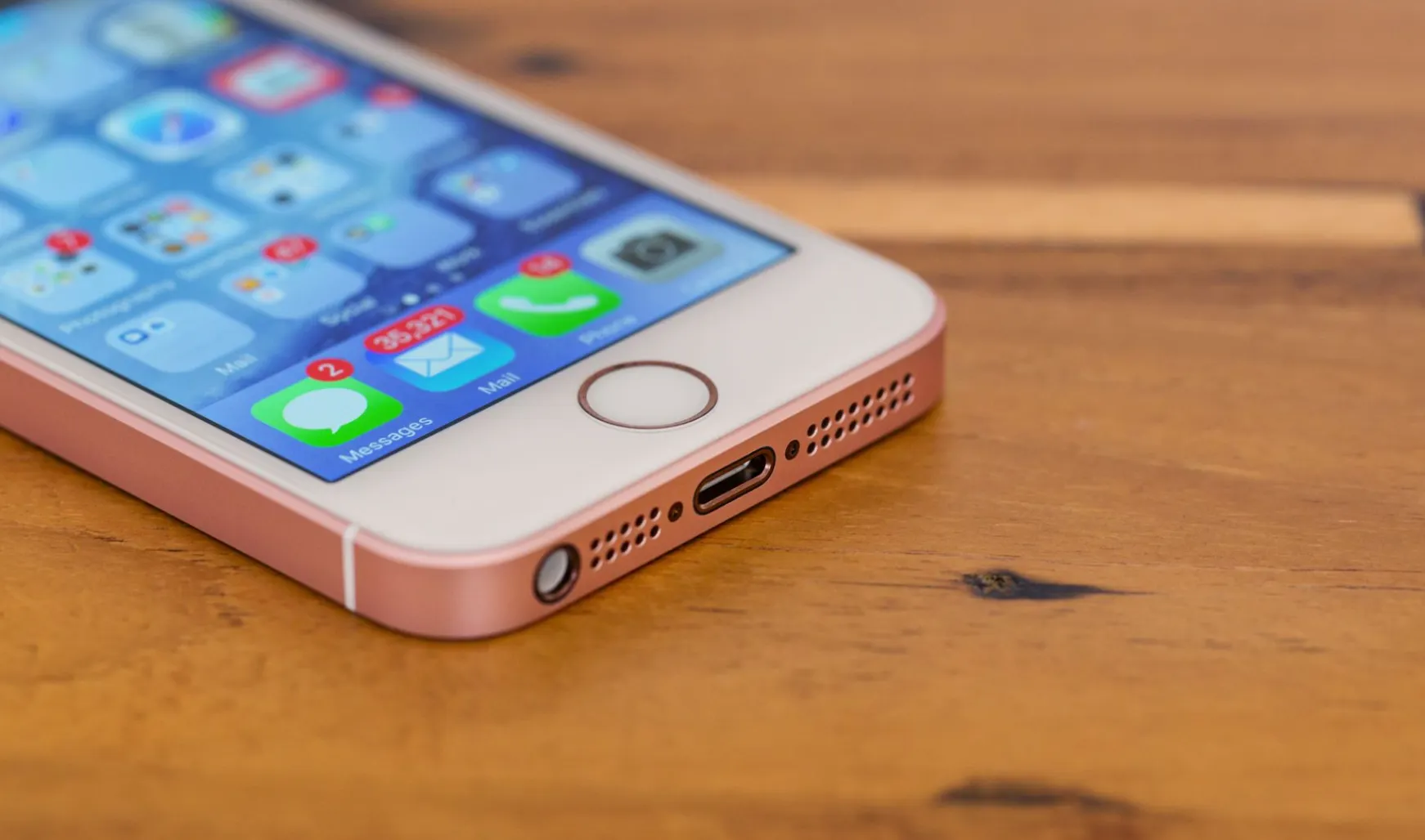 Извини, но ты живешь в России. В американский Apple Store вернули iPhone SE