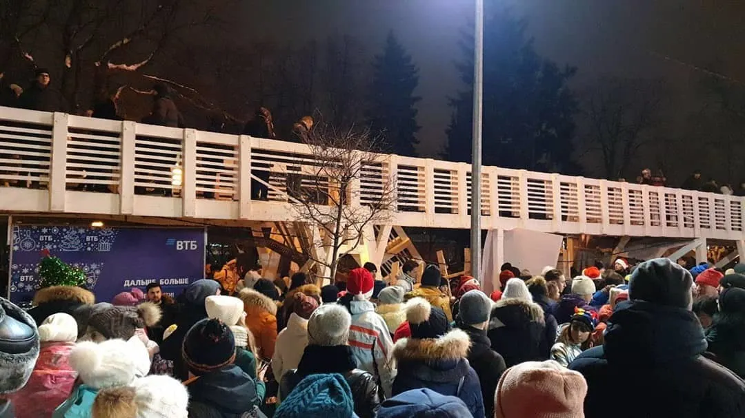 Как упал мост в Парке Горького. Видео