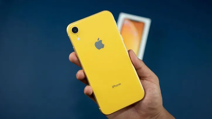 iPhone XR на 128 Гбайт стоит меньше 50 тысяч. Сейчас это самый сбалансированный девайс Apple