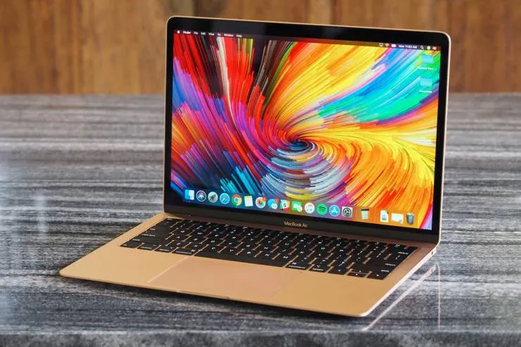 MacBook Air 2018 уже подешевел. Сейчас это один из лучших маков по соотношению цены и качества