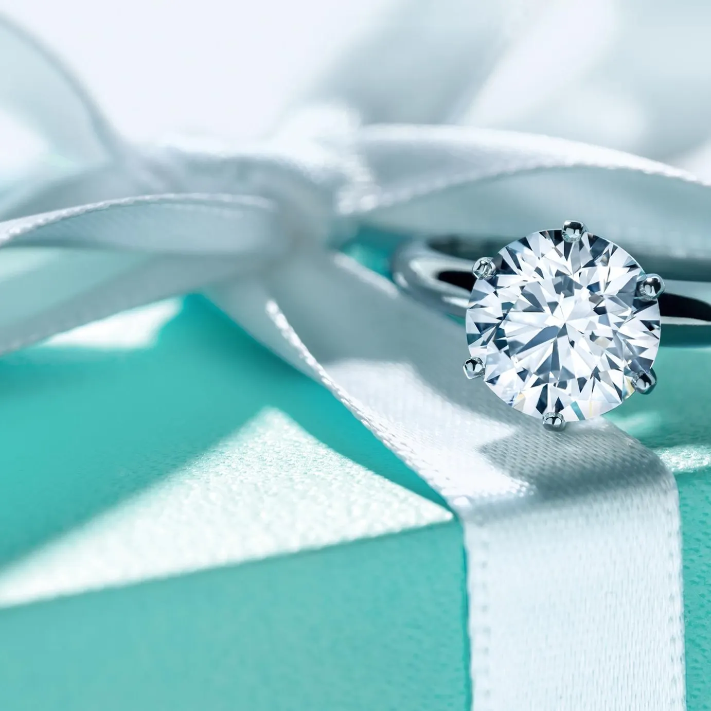 Скрепка за 15 тысяч, точилка за 23. Что ты можешь позволить в магазине Tiffany на свою зарплату?