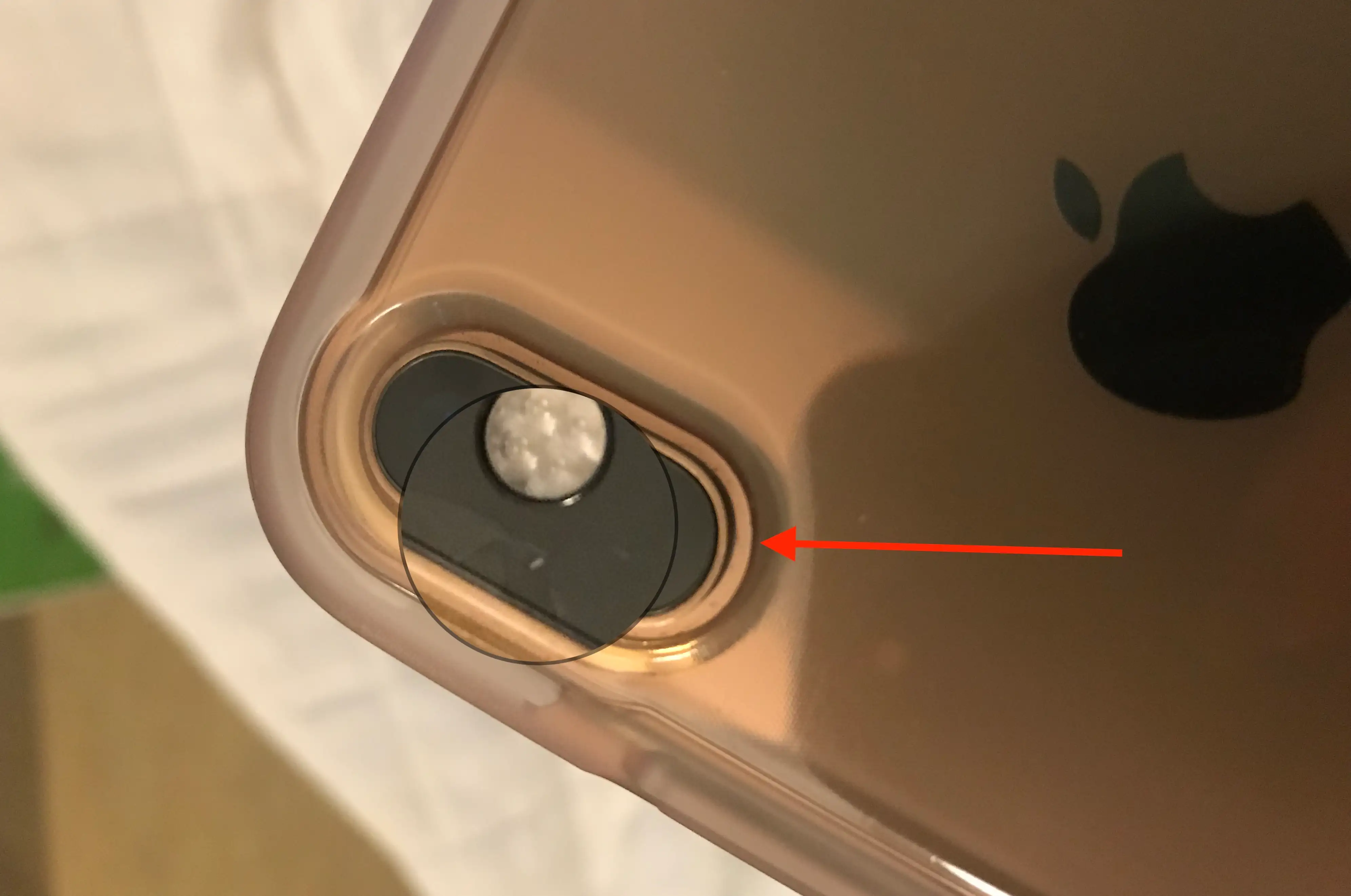 У владельцев iPhone XS массово трескается камера. Ремонт стоит как половина айфона