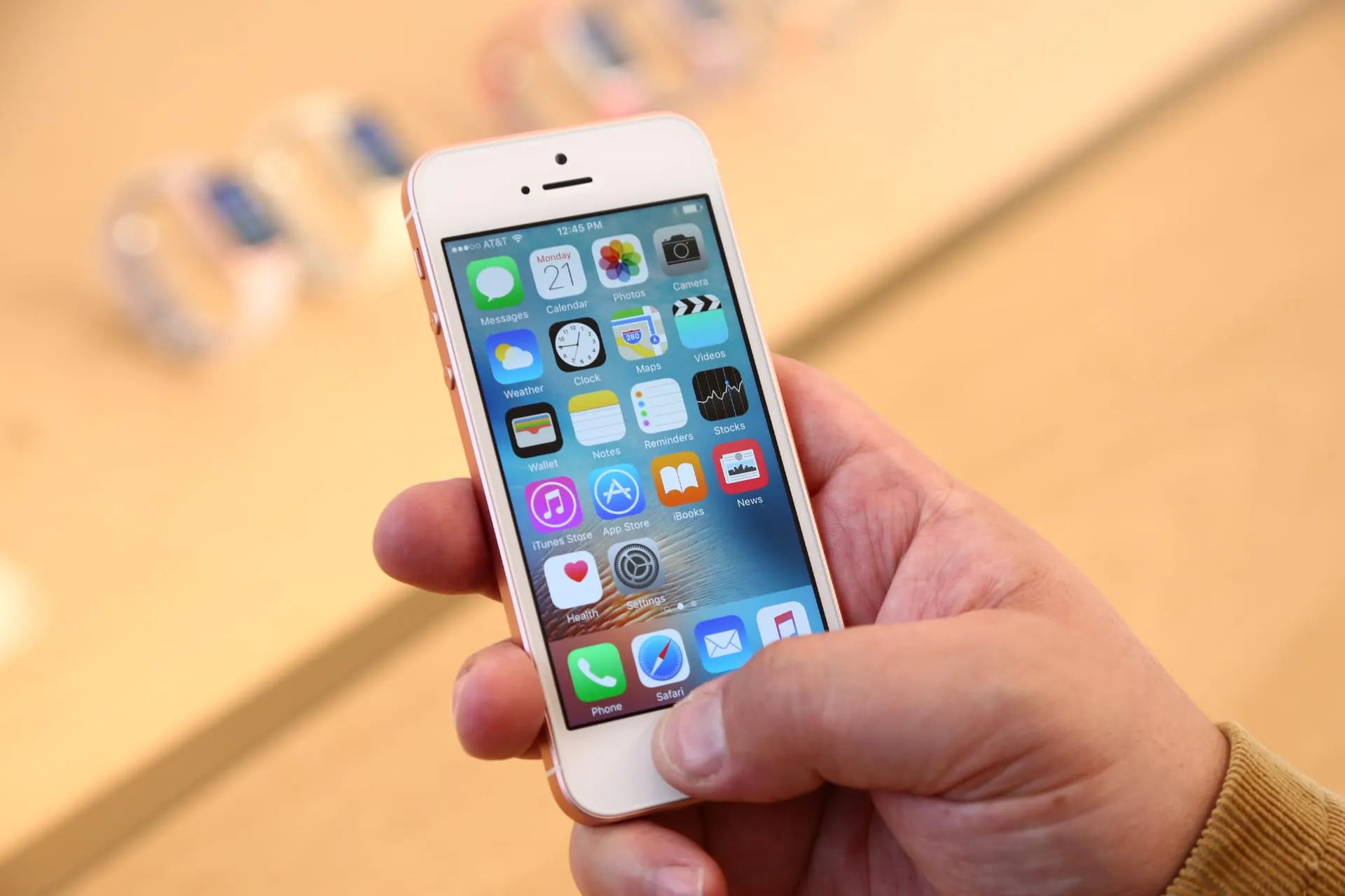 iPhone SE завезли в «Связной». Они восстановленные, но дешевые и с кучей памяти
