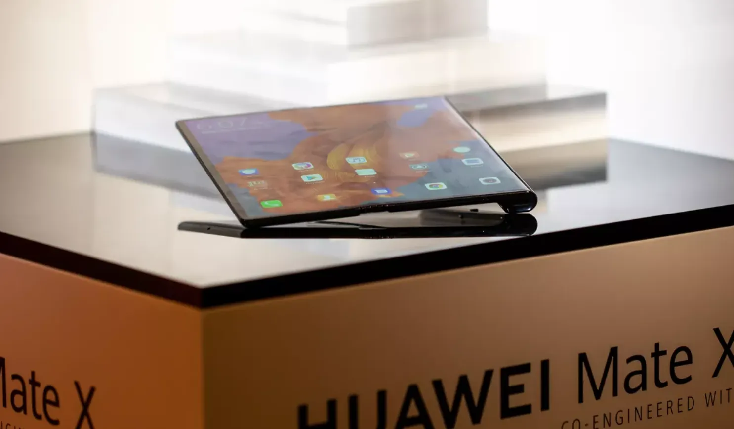 Huawei выпустила Mate X. Смартфон с гибким дисплеем и 5G стоит даже дороже, чем Samsung Galaxy Fold