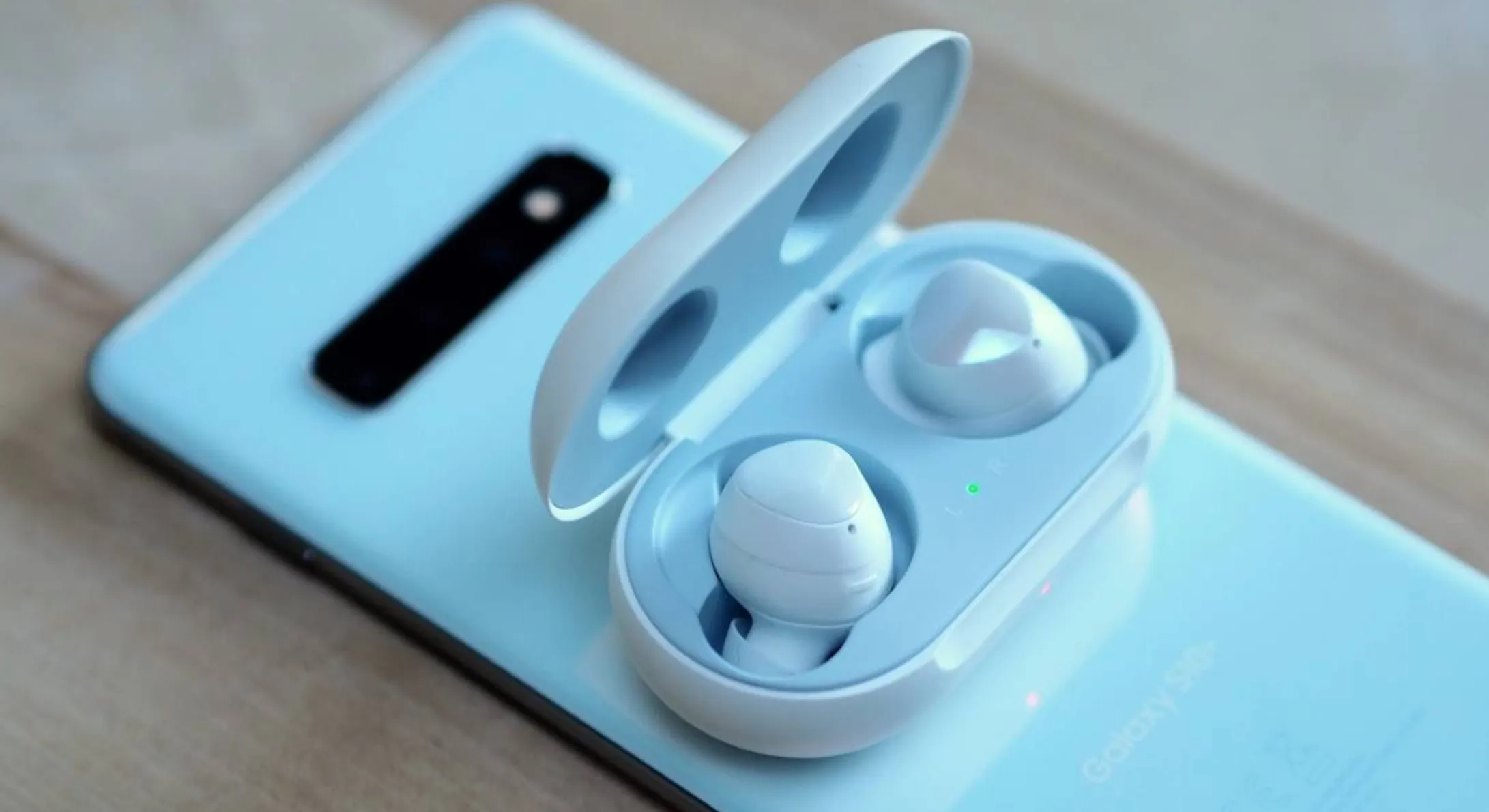 Samsung больше не дарит Galaxy Buds при покупке Galaxy S10. Копии AirPods в дефиците