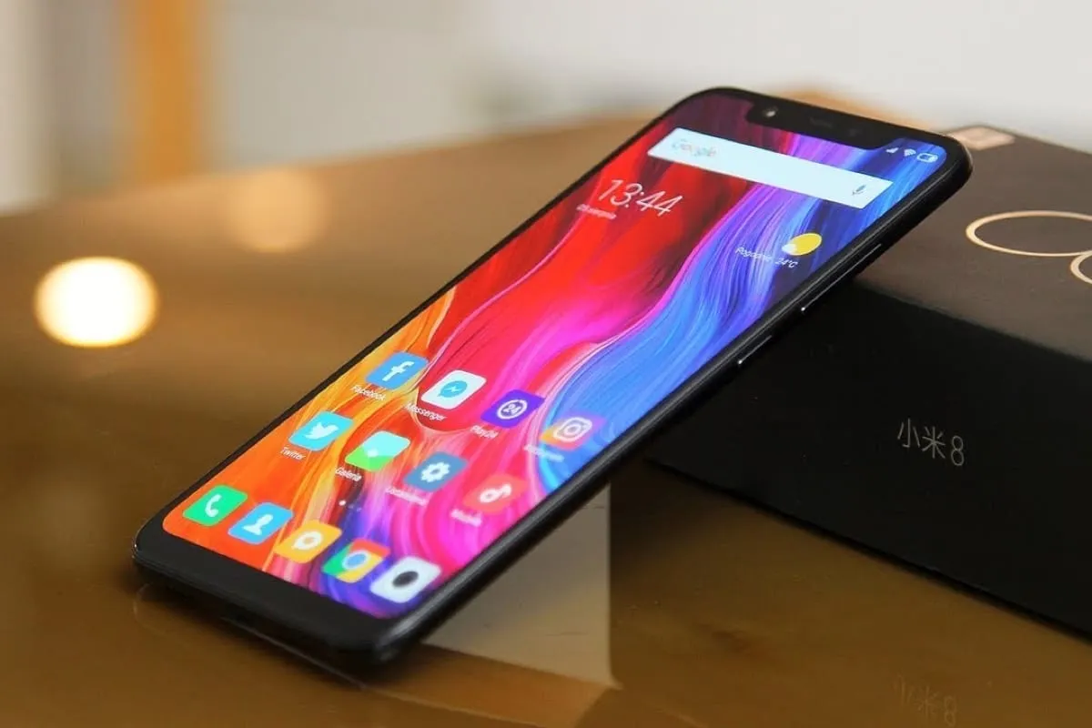 Xiaomi Mi 9 SE против старого Mi 8. Что брать и почему?