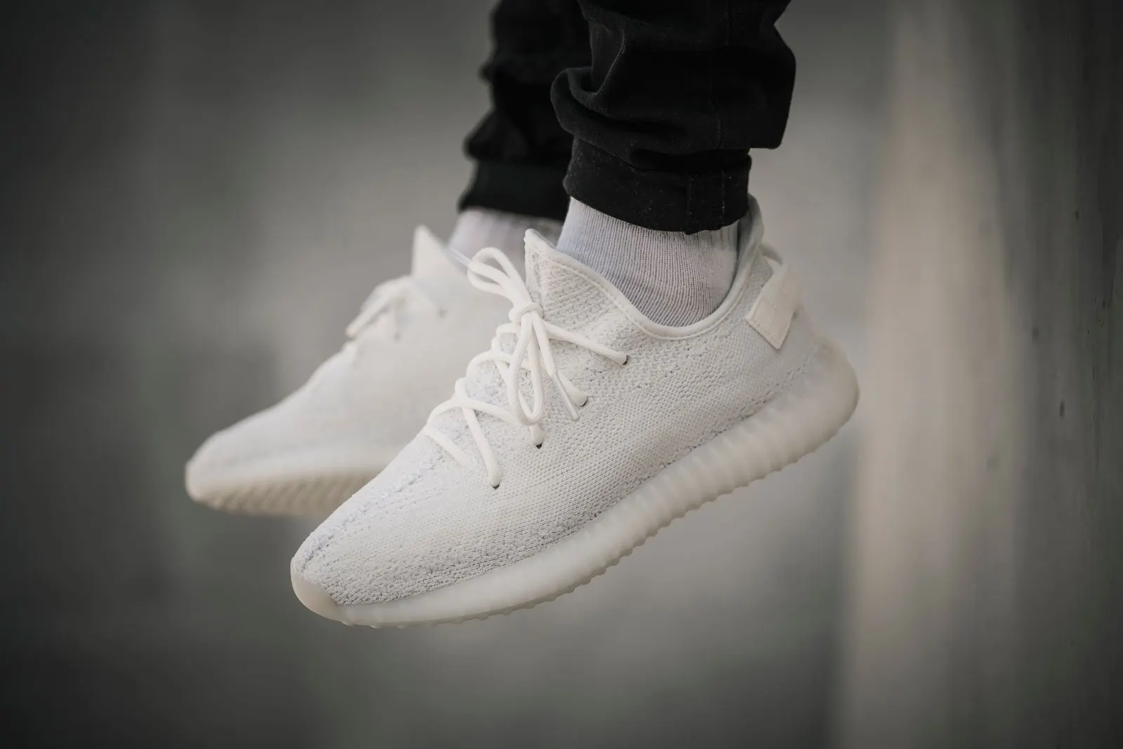 Кроссовки Канье Уэста Yeezy Boost впервые будут продавать всем подряд. Прайс – гуд