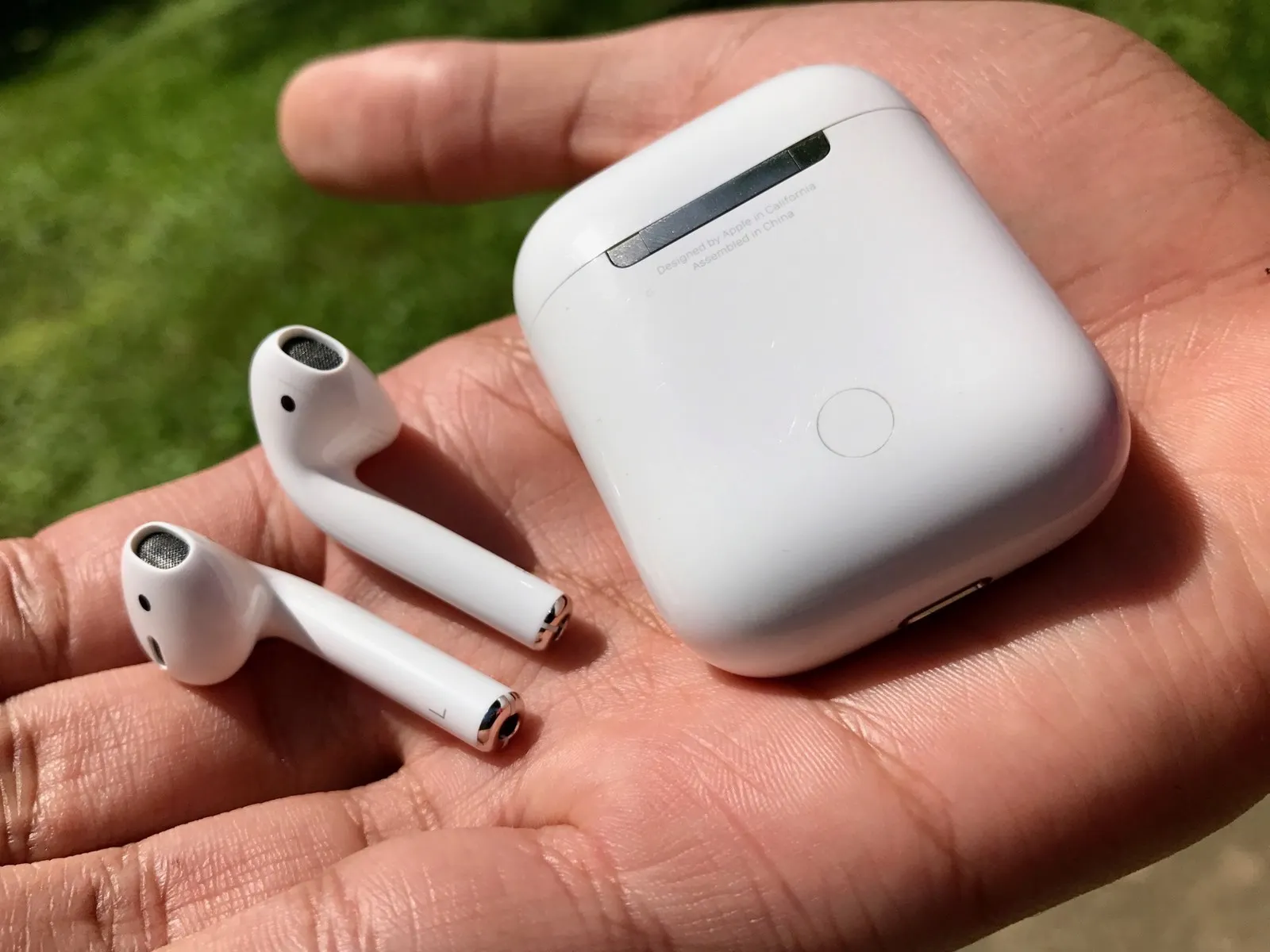 Ритейлеры чокнулись и подняли цену на AirPods. Но мы нашли нормальный прайс