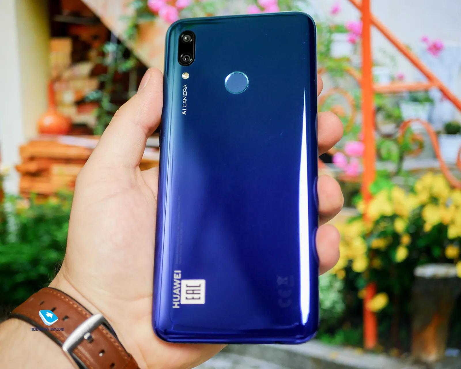 Huawei (да и Honor) не уважают Россию. Там ставят NFC, но издеваются над пользователями