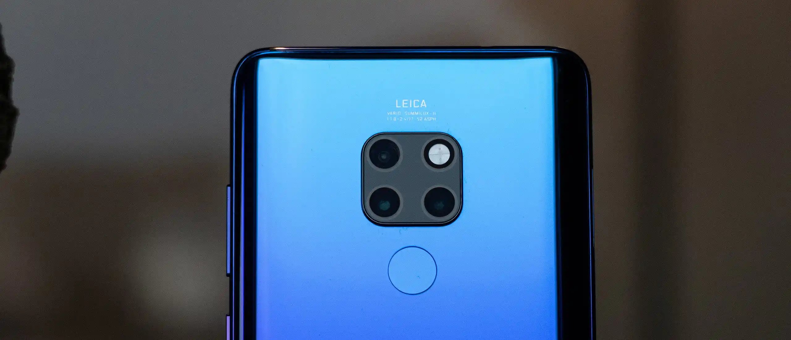 Шикарный камерофон Huawei Mate 20 не просто подешевел. К нему еще и дают подарки